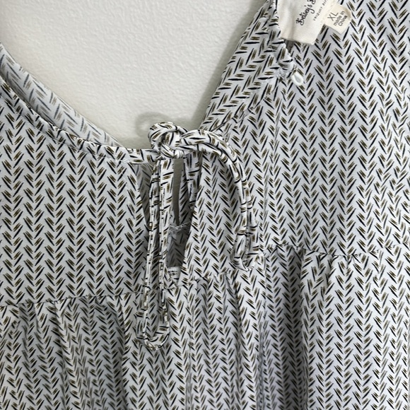 Women's Black and White Sleeveless Top - Picture 4 of 6